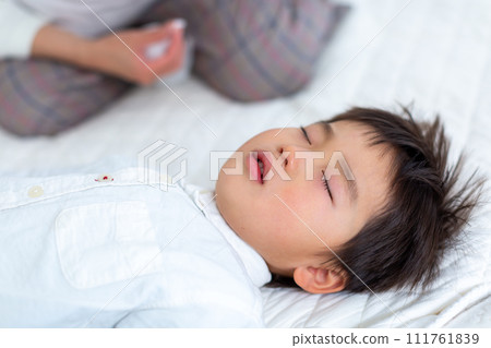 媽媽幫孩子清理鼻子 111761839