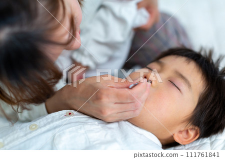 媽媽幫孩子清理鼻子 111761841