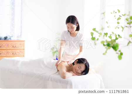 接受按摩的中年婦女和美容師 接受按摩的中年婦女和美容師 111761861