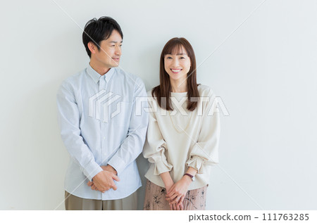 Middle couple portrait 111763285
