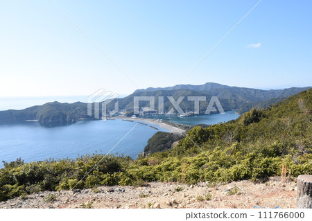 從三重縣南伊勢町南海展望公園看到的小浦丹羽海灘 從三重縣南伊勢町南海展望公園看到的小浦丹羽海灘 111766000