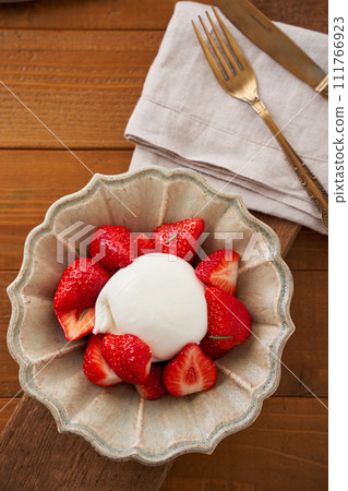 Burrata cheese and strawberry caprese 111766923
