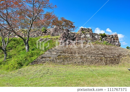 Stone walls and curved walls at Akagi Castle Ruins (Akagi Castle Park) in Ise Province, Kumano City, Mie Prefecture Stone walls and curved walls at Akagi Castle Ruins (Akagi Castle Park) in Ise Province, Kumano City, Mie Prefecture 111767371