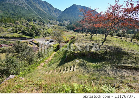 Stone walls and curved walls at Akagi Castle Ruins (Akagi Castle Park) in Ise Province, Kumano City, Mie Prefecture Stone walls and curved walls at Akagi Castle Ruins (Akagi Castle Park) in Ise Province, Kumano City, Mie Prefecture 111767373