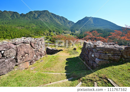 Stone walls and curved walls at Akagi Castle Ruins (Akagi Castle Park) in Ise Province, Kumano City, Mie Prefecture 111767382