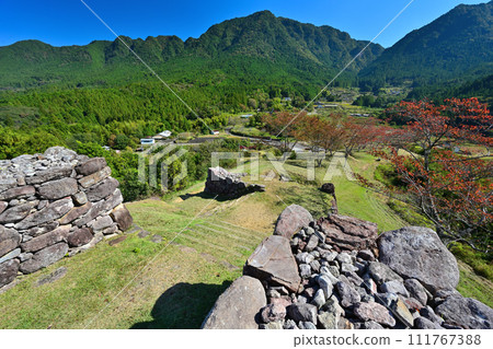 Stone walls and curved walls at Akagi Castle Ruins (Akagi Castle Park) in Ise Province, Kumano City, Mie Prefecture Stone walls and curved walls at Akagi Castle Ruins (Akagi Castle Park) in Ise Province, Kumano City, Mie Prefecture 111767388