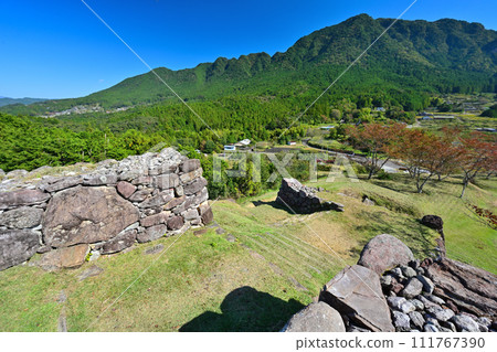 Stone walls and curved walls at Akagi Castle Ruins (Akagi Castle Park) in Ise Province, Kumano City, Mie Prefecture 111767390