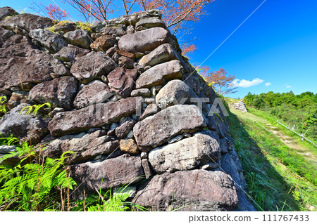 Stone walls and curved walls at Akagi Castle Ruins (Akagi Castle Park) in Ise Province, Kumano City, Mie Prefecture 111767433