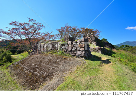 Stone walls and curved walls at Akagi Castle Ruins (Akagi Castle Park) in Ise Province, Kumano City, Mie Prefecture 111767437