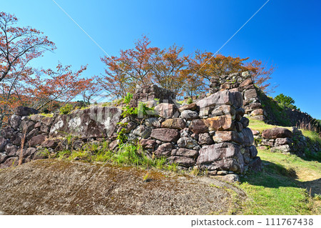 Stone walls and curved walls at Akagi Castle Ruins (Akagi Castle Park) in Ise Province, Kumano City, Mie Prefecture 111767438