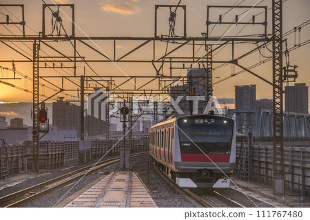 夕陽下行駛的京葉線快速列車 夕陽下行駛的京葉線快速列車 111767480