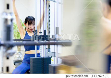 在健身房訓練身體的女性、拉特下拉、肌肉訓練女孩、運動、焦慮、疲勞 111767499