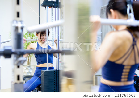Woman working out at the gym, lat pulldown, female muscle training, workout 111767505