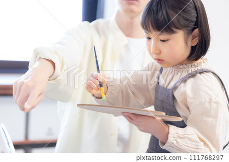 繪畫課：女孩在老師指導下在校園畫畫 111768297