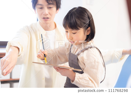 繪畫課：女孩在老師指導下在校園畫畫 111768298
