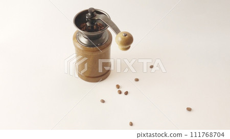 木製咖啡研磨機和咖啡豆 111768704