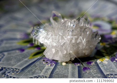Crystal cluster flower tall paint background Crystal cluster flower tall paint background 111769002
