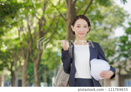 woman with helmet 111769655