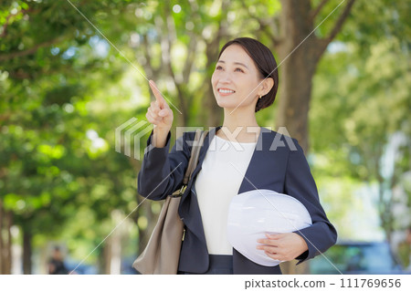 戴著頭盔的女人 戴著頭盔的女人 111769656