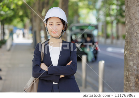 戴頭盔的女人 戴頭盔的女人 111769862