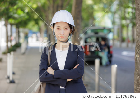 戴頭盔的女人 戴頭盔的女人 111769863