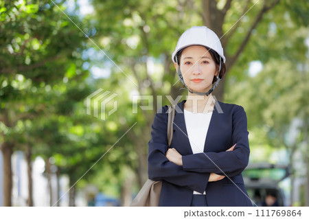 戴頭盔的女人 戴頭盔的女人 111769864