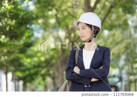 戴頭盔的女人 111769866