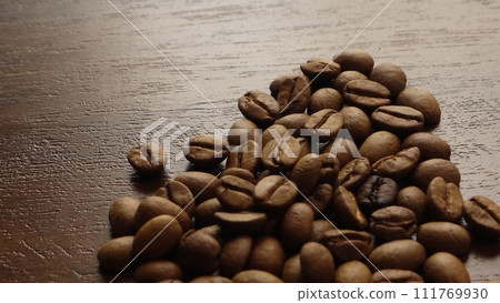 咖啡豆散開 111769930