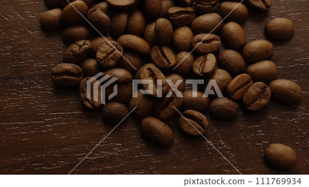 coffee beans spread out 111769934