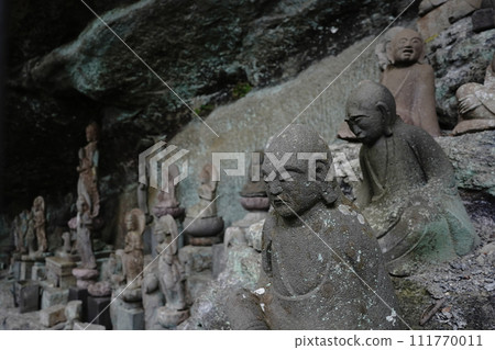 一千五百羅漢。能古切山是日本千葉縣的一座山。有日本寺廟、地獄一瞥等的旅遊勝地。 一千五百羅漢。能古切山是日本千葉縣的一座山。有日本寺廟、地獄一瞥等的旅遊勝地。 111770011