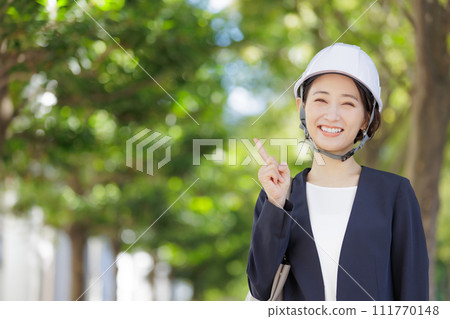 戴頭盔的女人 111770148