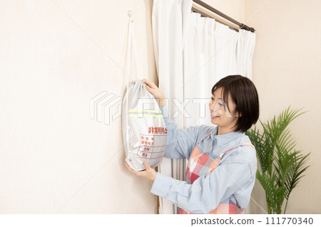 牆上掛著一個應急包的女人 111770340