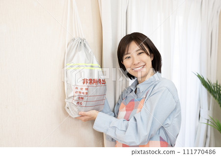 牆上掛著一個應急包的女人 牆上掛著一個應急包的女人 111770486