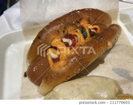 中間夾著法蘭克福香腸的熱狗 111770603