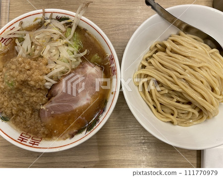 沾麵的沾醬是一種濃鬱的湯,裡面有許多豬背油和蔬菜。 沾麵的沾醬是一種濃鬱的湯,裡面有許多豬背油和蔬菜。 111770979