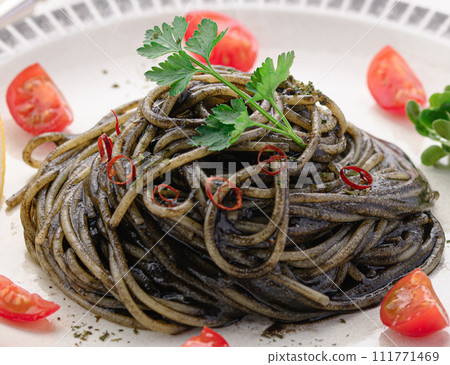 墨魚汁義大利麵放大 111771469