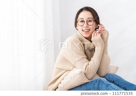 戴眼鏡、穿高領毛衣的中年婦女 111771535