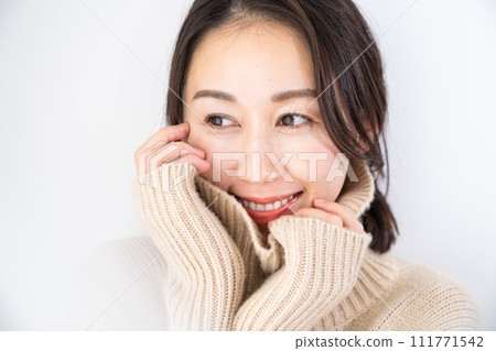 高領毛衣的中年婦女 高領毛衣的中年婦女 111771542