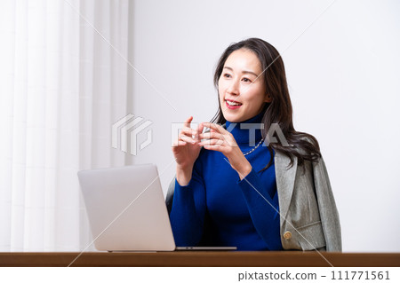 Career women around 40 111771561