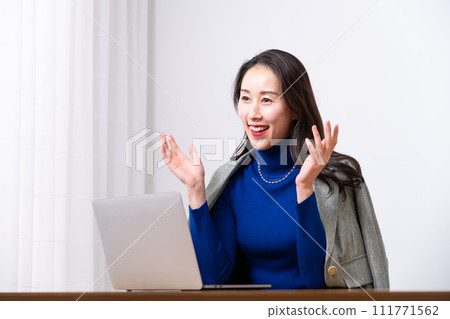 Career women around 40 111771562