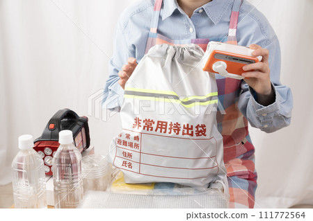 一位女士的手檢查應急包的內容 111772564