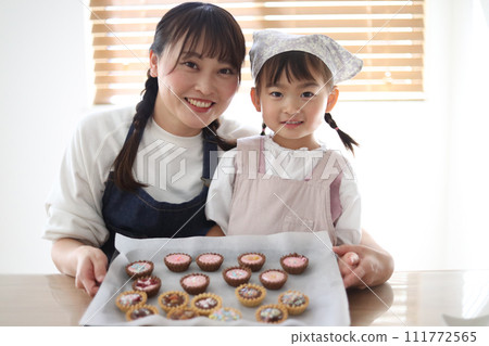 家長和孩子們製作糖果 家長和孩子們製作糖果 111772565