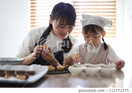 家長和孩子們製作糖果 111772575