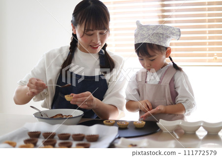 Parents and children making sweets Parents and children making sweets 111772579