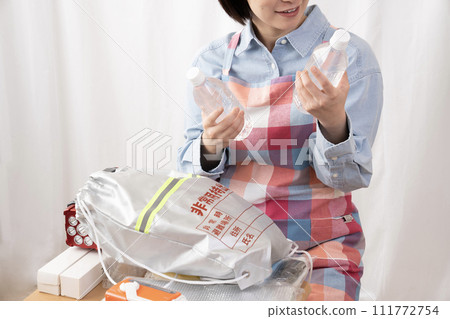 一位女士的手檢查應急包的內容 111772754