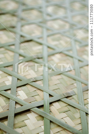 天然材料_竹製品_兩件柳條製品_第六件_地面圖案_前景焦點垂直 111773080
