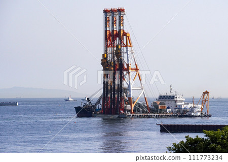 Sand compaction ship working at Yokohama Port (Yokohama City, Kanagawa Prefecture) 111773234