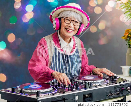 奶奶在迪斯可俱樂部打碟 奶奶在迪斯可俱樂部打碟 111775792