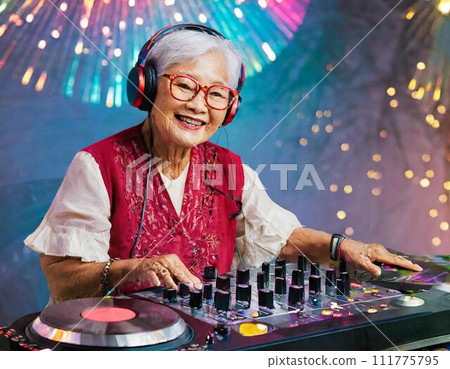 退休後的 DJ 奶奶享受著自己的愛好 111775795
