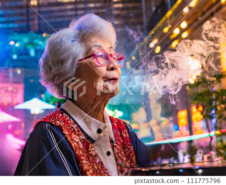 老婦人在俱樂部抽水煙 111775796